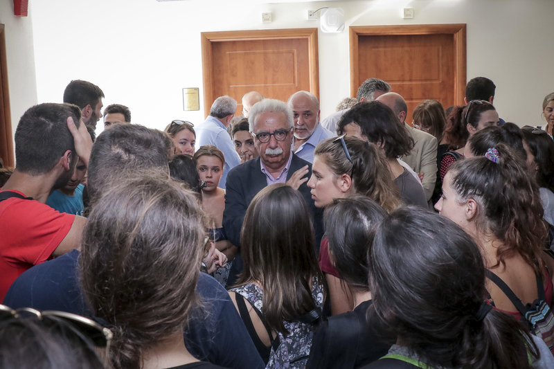 Ο υπουργός Παιδείας μιλά με φοιτητές του Πανεπιστημίου Κρήτης